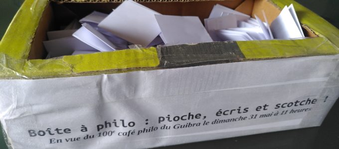 Une boîte pleine de papiers pliés, et écrit dessus : Boîte à philo : pioche, écris et scotche